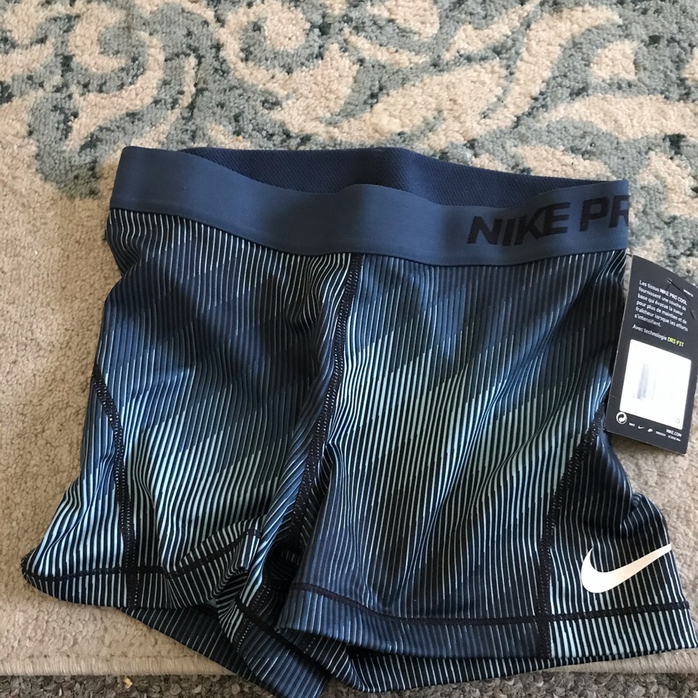 Nike’s women’s biker short sz sm NWT